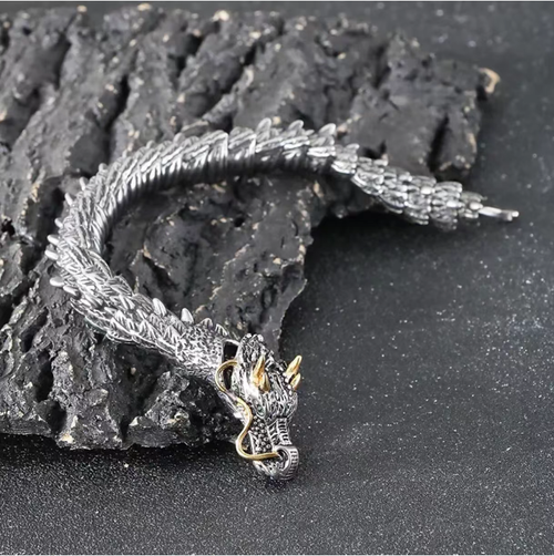 22cm Powerful Dragon Head Men's Bracelet,Made of vintage silver, the dragon's scales have distinct patterns. The scale chain fits snugly without being loose. The 22cm size is suitable for most men's wrist sizes, providing a firm yet non-restrictive fit. It is eye-catching when paired with shirts or workwear, exuding a strong aura in every gesture. It is an excellent tool for showcasing individuality in retro fashion.