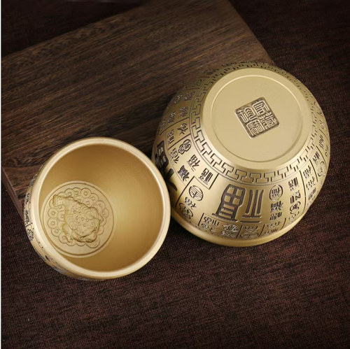 The eight-sided gathering fortune urn, with the brass body fully engraved with hundreds of auspicious symbols, is placed at the entrance and living room to attract fortune and protect the house. Purchase and get a gift of the Five Emperors' coins + small gold balls. The urn is full of auspicious symbols, practical and capable of storage. It brings good luck for personal use, is pleasing to give as a gift, and is suitable for moving day and festival occasions.