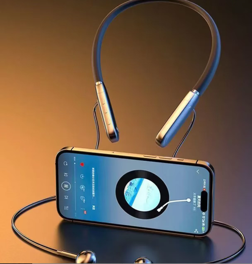 This neck-mounted headset integrates a sound card, microphone and monitoring function. It is compatible with both Android and iOS systems. It has zero delay for synchronous monitoring. The remote control is very convenient for adjusting the sound effect. The headset is lightweight and does not shake. It filters noise and enhances sound quality. It is suitable for product promotion, outdoor recording, and game live streaming. Novices can instantly become professional hosts.