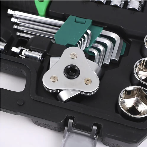 A 121-piece multi-functional repair hardware tool set, including ratchet wrenches, sockets, wrenches, screwdrivers, etc. The alloy steel material is sturdy and resistant to twisting. The ratchet design is effortless and convenient, suitable for both automotive repair and household maintenance. The complete set is neatly organized in a portable tool box, and it is very convenient to store and carry with one set.