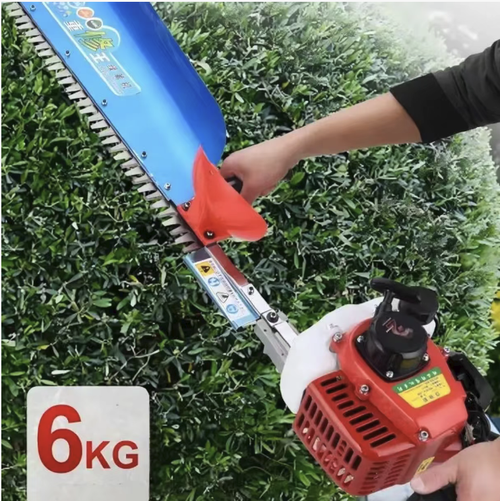 This lightweight gasoline-powered hedge trimmer features a powerful gasoline engine, capable of trimming branches with a diameter of 2.6 cm. It offers abundant power without being restricted by power cables. The single-edge cutter head is precisely controllable, the body is lightweight and easy to operate, and it comes with a practical accessory package. It is an efficient assistant for landscaping maintenance and tea garden management.