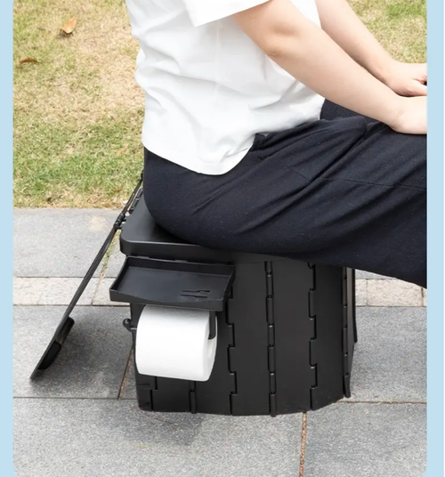 Outdoor emergency toilet, a decent option for camping toilet use. It features a design similar to that of a household toilet, providing a comfortable sitting experience. It can be folded for storage, is portable and easy to assemble. The material is cleanable and sturdy, making it suitable for various scenarios. It is equipped with a roll paper holder, ensuring sealing and odor prevention. This makes outdoor toilet use comfortable and decent!