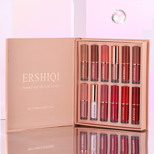 This book-style 12-color lip gloss set features both matte and shimmer finishes, with a wide range of colors. The application is smooth and the film does not stick to the cup after drying. The book-style gift box is neatly organized, making it convenient for storage and carrying. It can be used for various makeup occasions such as daily use and parties, and is suitable for personal use or as a gift.