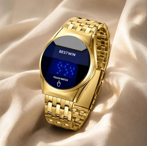 This men's LED touchscreen electronic watch features a round mirror and a gold metal band. The length of the band can be adjusted as needed. Pressing the screen will turn it on, and the digital display is clear. The electronic movement keeps accurate time. The design is trendy and versatile, suitable for various daily outfits. When wearing it, avoid bumps and do not expose it to water for a long time.