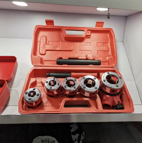 Model 62 manual pipe threading set, containing 5 different size die heads, equipped with an operating handle and a plastic storage box. No electricity is required. It can be operated manually to thread pipes, suitable for regular steel pipes and galvanized pipes. It is suitable for water heating pipe installation and maintenance, and is convenient to carry and store. It is a commonly used manual tool for water heating pipe construction and maintenance.