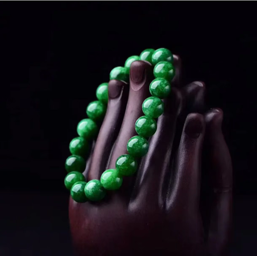 This aquamarine bracelet has a rich and bright color, and is round and full. Wearing it will help you enhance your financial fortune and bring good luck. When you purchase it, you will also receive a beautiful jewelry box as a gift, which is convenient for storage and collection. It is suitable for both personal use for good fortune and as a gift to convey meaning~