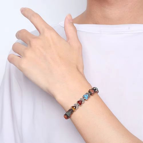 Lesheng magnetic therapy ancient copper brushed bracelet, with the texture of the gemstone, has a retro feel that instantly makes one appear noble. The magnetic energy gently relieves stiffness in the wrist and shoulders, and can be worn all day without causing pressure on the hands during long sitting or commuting. It is not only a delicate accessory to complement outfits, but also a healing item that secretly protects the body. The daily comfort level is directly maximized.