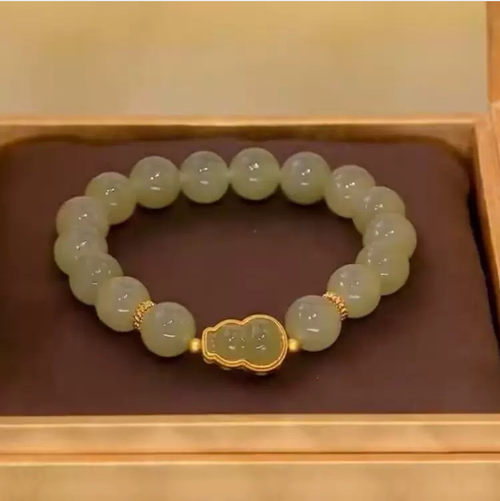 If you place an order today, you will receive 8 different styles of bracelets. A collection of various styles of elegant bracelets: simple chains, beaded styles, layered styles, covering all of them. Made of high-quality materials such as S925 silver and natural stones. Perfect for both work and casual occasions, suitable for personal use or as gifts - all are exquisite!