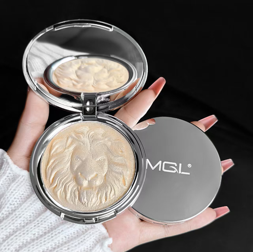 This high-shine and contouring integrated palette features a delicate lion embossing. The texture is like mashed potatoes, soft and smooth, with fine glitter. One palette can achieve both highlighting and contouring effects. The highlight creates a clear and lustrous look, while the contour is soft and natural. It has a mirror surface, making it convenient for touch-ups. Apply a small amount and do it multiple times. It is suitable for various makeup looks and helps create a natural atmosphere.