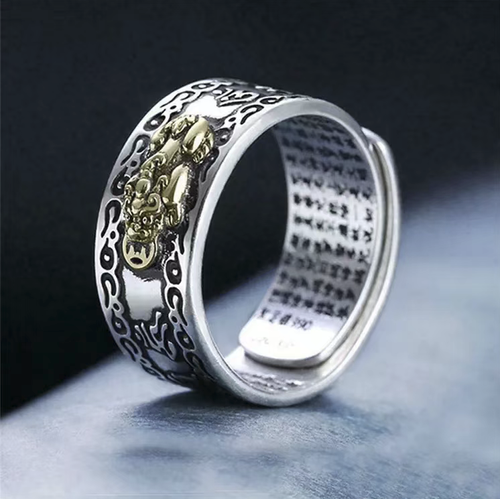 The Guofeng Opening Puoshi Xinxigong Men's Ring features a three-dimensional contrasting color Puoshi engraving, with the inner wall engraved with the Heart Sutra. The border is decorated with scroll patterns, giving a classic and elegant look. The opening can be freely adjusted to size, and the wide design is trendy and cool. It is suitable for workwear-style outfits and has auspicious connotations. It is suitable for both personal use and as a gift.