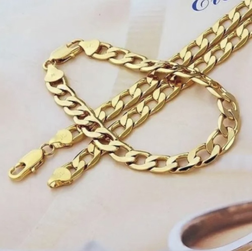 Men's 18K gold texture NK chain, with a classic Cuban chain design that is sleek and stylish. The electroplating process ensures color retention and long-lasting wear. The chain links are sturdy and unlikely to break. This necklace can be used as a bracelet as well, suitable for various fashion styles. It is a versatile must-have accessory for both daily and street looks. It is the key item for enhancing the texture of the design.