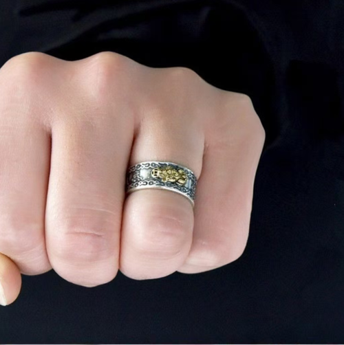 Fortune fortune animal totem ring, 2 pieces per box, if you place an order today, you will receive 5 boxes. Let the fortune bring your hands full of wealth! 4 gold-plated totem rings, with scriptures on the silver base and gemstones and agate inlay, attracting wealth while also showing nobility. You can change the style by wearing it yourself, the gift meaning is sufficient, suitable for various styles, and weld the lucky totem on your fingertips.