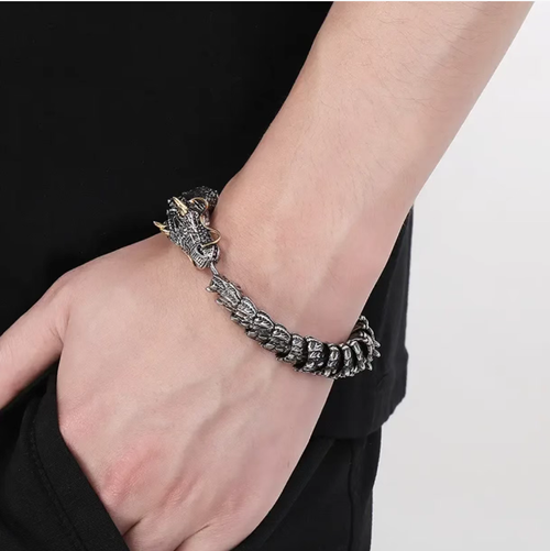 22cm Powerful Dragon Head Men's Bracelet,Made of vintage silver, the dragon's scales have distinct patterns. The scale chain fits snugly without being loose. The 22cm size is suitable for most men's wrist sizes, providing a firm yet non-restrictive fit. It is eye-catching when paired with shirts or workwear, exuding a strong aura in every gesture. It is an excellent tool for showcasing individuality in retro fashion.