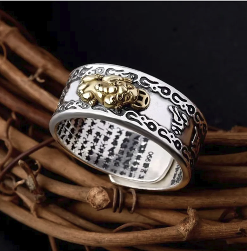 The Guofeng Opening Puoshi Xinxigong Men's Ring features a three-dimensional contrasting color Puoshi engraving, with the inner wall engraved with the Heart Sutra. The border is decorated with scroll patterns, giving a classic and elegant look. The opening can be freely adjusted to size, and the wide design is trendy and cool. It is suitable for workwear-style outfits and has auspicious connotations. It is suitable for both personal use and as a gift.