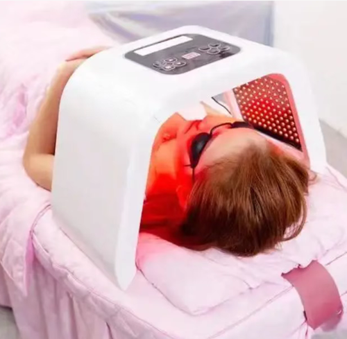 The household photon beauty device concentrates light energy to precisely penetrate the skin's base layer, brightening and stabilizing the skin with just one operation. It also includes EMS micro-current massage. It automatically shuts off after 15 minutes. You can enjoy skincare while lying down with no threshold. It saves you the cost of a thousand yuan in hospital fees. You can take it with you on a business trip. Lazy people can easily achieve a luminous complexion.