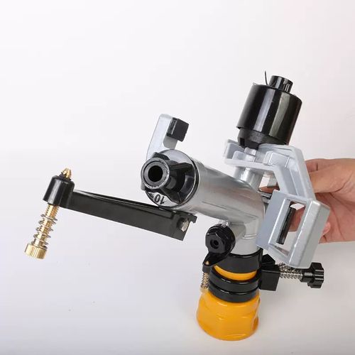 Metal swivel sprinkler head, the king of labor-saving irrigation, made of zinc alloy, durable and resistant to corrosion. It can rotate 360° automatically for spraying. It comes with 5 types of nozzle switches for water mist, water column, adjustable from 10-22 meters distance and 15-45° angle. It is suitable for various scenarios. Just connect the water pipe and it's ready to use. It saves labor and time for irrigation. It is suitable for farmers and family vegetable gardens.