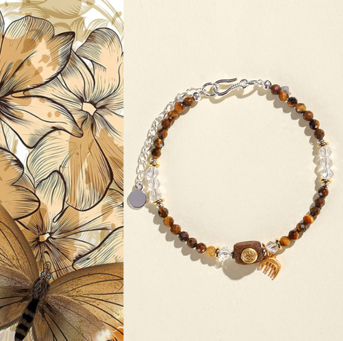 This common jewelry made of agarwood and tiger's eye stone can be used as a necklace or a wrist bracelet. The tiger's eye stone has a golden glow, while the yellow crystal is transparent. It is adorned with a Guanyin pendant and a silver-gilded small comb to bring good luck. It is suitable for various outfits, is gentle on the skin and does not cause discomfort, and is both elegant and convenient for daily use.