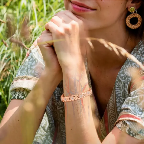 Lucky Grass Diamond Engraved Magnetic Therapy Bracelet. The four-leaf clover holds good luck, while the fine-set zirconia showcases its elegance. The built-in magnet relieves fatigue, and the titanium alloy is resistant to fading. It can be adjusted to fit various wrist sizes and is gentle on the skin. It is versatile for both work and casual wear, and suitable for giving as a gift or keeping for oneself.