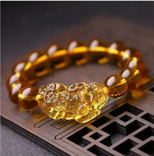 Simulated amber crystal fox pendant bracelet. These honey-colored beads emit a warm golden light, which can improve skin tone and make it look brighter. The three-dimensional fox carving is exquisite and embodies the meaning of attracting wealth and good fortune. Place your order now and you will receive 6 12mm yellow crystal fox amulet bracelets. They are suitable for both daily outings and leisure trips. It is a fashionable accessory that combines beauty with good luck.