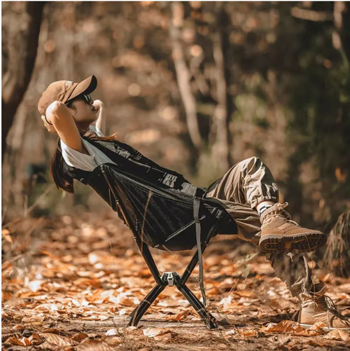 This folding chair is a mobile sofa for campers: made of lightweight aluminum alloy, it can be easily carried with one hand and folded into a small package for easy transportation. It features ergonomic back support, a breathable mesh surface that doesn't cause excessive sweating, and side pockets for storage. It can be used for camping, picnics, or on balconies, and is completely self-assembly-free, making it extremely convenient.
