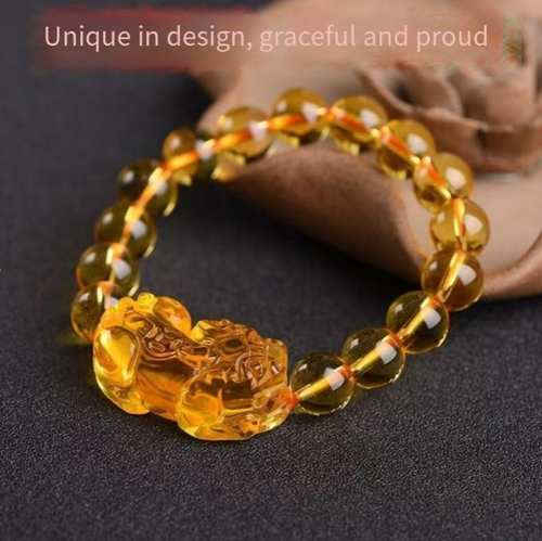Simulated amber crystal fox pendant bracelet. These honey-colored beads emit a warm golden light, which can improve skin tone and make it look brighter. The three-dimensional fox carving is exquisite and embodies the meaning of attracting wealth and good fortune. Place your order now and you will receive 6 12mm yellow crystal fox amulet bracelets. They are suitable for both daily outings and leisure trips. It is a fashionable accessory that combines beauty with good luck.