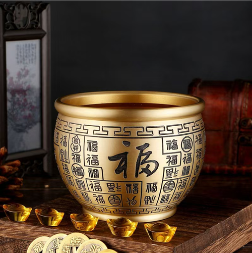 The eight-sided gathering fortune urn, with the brass body fully engraved with hundreds of auspicious symbols, is placed at the entrance and living room to attract fortune and protect the house. Purchase and get a gift of the Five Emperors' coins + small gold balls. The urn is full of auspicious symbols, practical and capable of storage. It brings good luck for personal use, is pleasing to give as a gift, and is suitable for moving day and festival occasions.