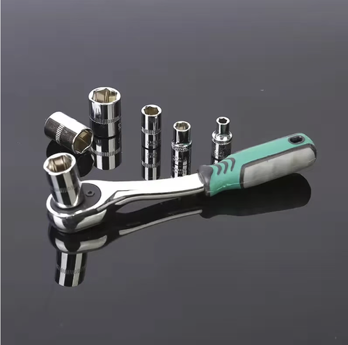 A 121-piece multi-functional repair hardware tool set, including ratchet wrenches, sockets, wrenches, screwdrivers, etc. The alloy steel material is sturdy and resistant to twisting. The ratchet design is effortless and convenient, suitable for both automotive repair and household maintenance. The complete set is neatly organized in a portable tool box, and it is very convenient to store and carry with one set.
