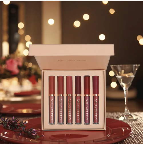 6-piece non-sticky lip gloss set, featuring 6 popular color palettes, suitable for all scenarios of makeup. Smooth and easy to apply without drying out. The matte and glossy finish is elegant. It doesn't stain the cup or fade the color. Long-lasting and adheres well. The exquisite gift box packaging makes it suitable for both personal use and as a gift. It allows for effortless creation of various lip makeup looks.