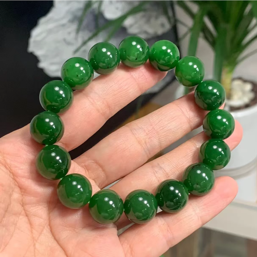 This aquamarine bracelet has a rich and bright color, and is round and full. Wearing it will help you enhance your financial fortune and bring good luck. When you purchase it, you will also receive a beautiful jewelry box as a gift, which is convenient for storage and collection. It is suitable for both personal use for good fortune and as a gift to convey meaning~