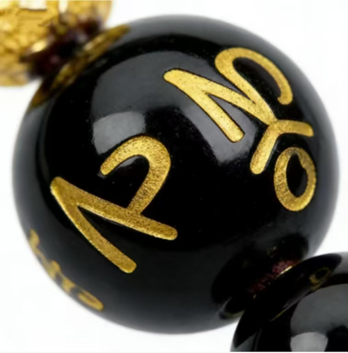 Fortune-gathering and safety-protecting Puxiu necklace. Fortune-gathering + Safety! The black obsidian chain body is adorned with gilded Puxiu, attracting wealth and calming the surroundings. The chain body is durable and can protect you. It can be adjusted in length to fit various outfits. Layered wear creates layers of style, and single wear becomes a focal point. It welds good fortune and peace around your neck, serving as a lucky travel pass!