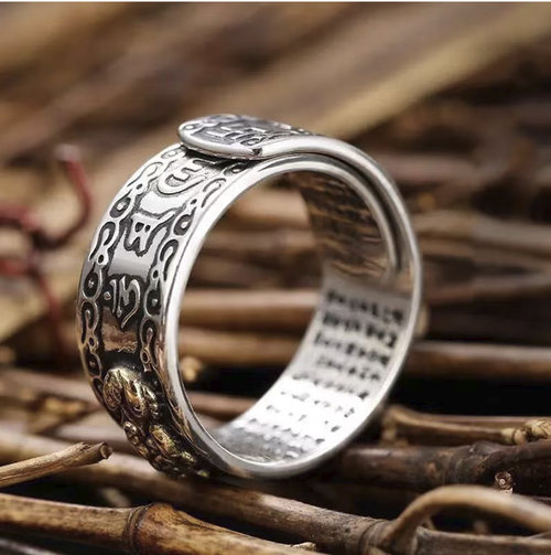 The Guofeng Opening Puoshi Xinxigong Men's Ring features a three-dimensional contrasting color Puoshi engraving, with the inner wall engraved with the Heart Sutra. The border is decorated with scroll patterns, giving a classic and elegant look. The opening can be freely adjusted to size, and the wide design is trendy and cool. It is suitable for workwear-style outfits and has auspicious connotations. It is suitable for both personal use and as a gift.