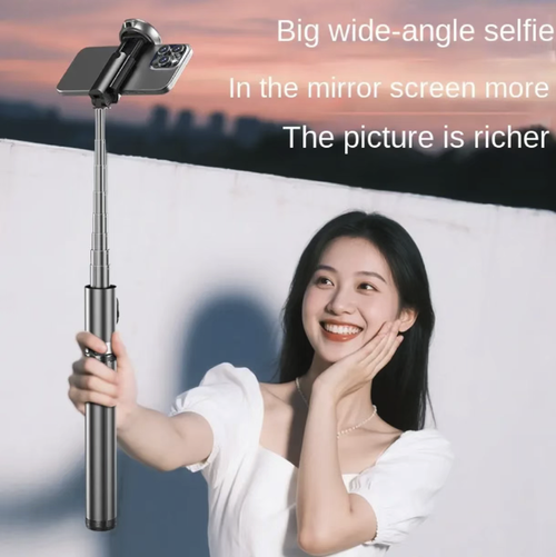 Automatic folding Bluetooth selfie stick. When placed, it will automatically fold and unfold. The built-in storage device makes it easy to carry and compact in size. It can also be paired with a Bluetooth remote control. No need to manually tighten screws or assemble components. Even those with less flexible hand movements can easily get started. Make every shot effortless and worry-free, and one person can also create a film-like quality shot.