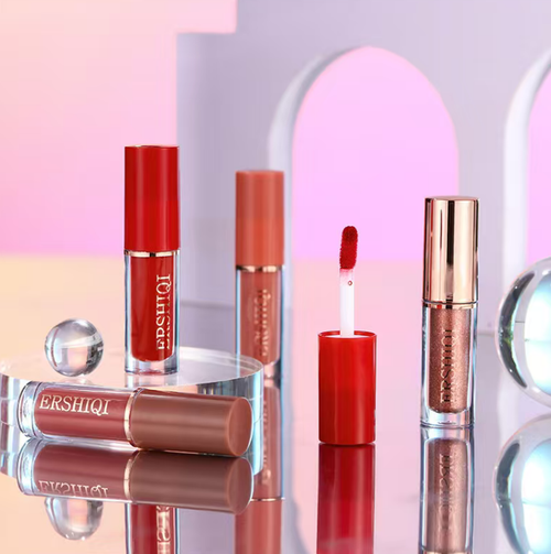 This book-style 12-color lip gloss set features both matte and shimmer finishes, with a wide range of colors. The application is smooth and the film does not stick to the cup after drying. The book-style gift box is neatly organized, making it convenient for storage and carrying. It can be used for various makeup occasions such as daily use and parties, and is suitable for personal use or as a gift.