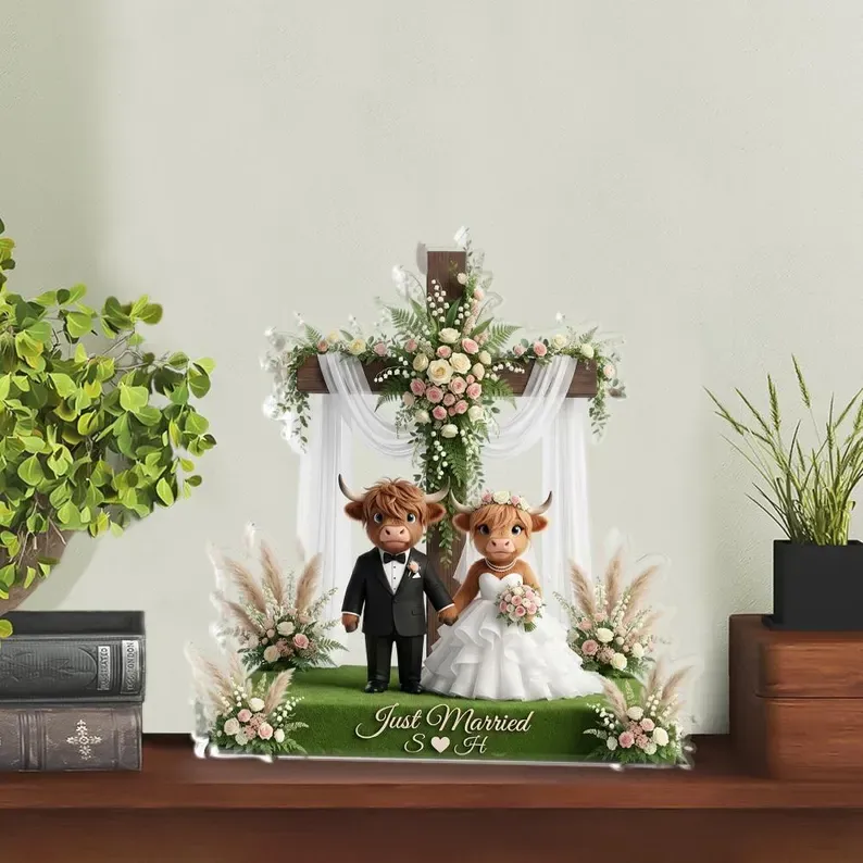 Personalized Highland Cattle Couple Wedding Plaque in Acrylic | A deeply emotional custom gift suitable for special occasions