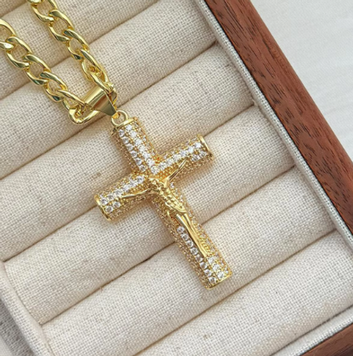 Iced-Out Gold Cross Pendant with Rope Chain – Bling Hip Hop Fashion Jewelry