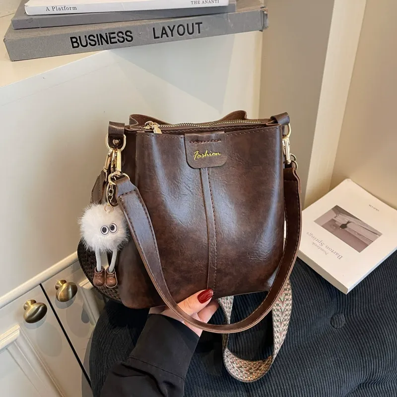 2025 New Retro Single Shoulder Crossbody Bag with Wide Strap and Bucket Shape