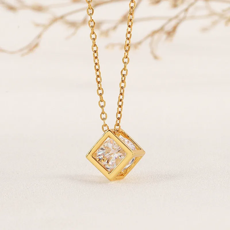 New 3D square diamond titanium steel necklace, a popular clavicle chain for women, a luxurious and unique design, versatile and easy to match.