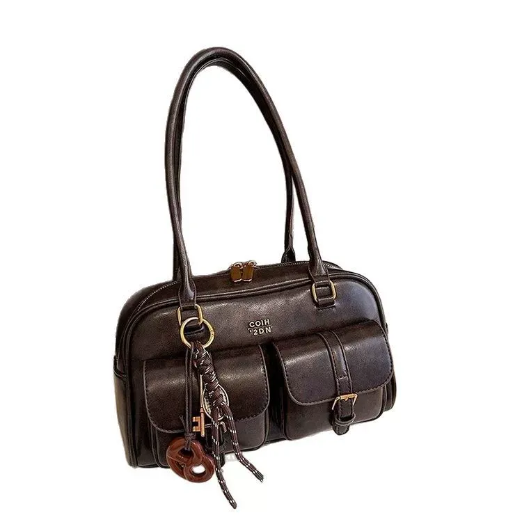 This shoulder bag is everything! The size is perfect for carrying all my essentials! The material feels high-quality