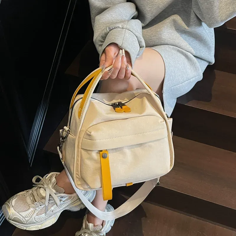 Simple, lightweight, casual, one-shoulder, hand-held, commuter bag for women, new style, fashionable and versatile Oxford cloth messenger bag