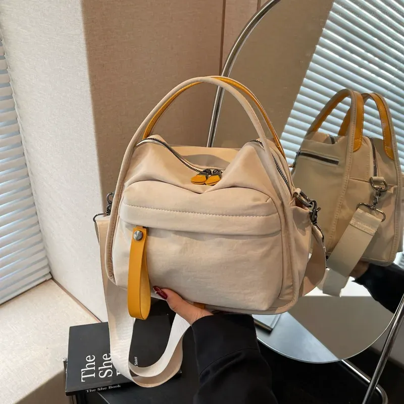 Simple, lightweight, casual, one-shoulder, hand-held, commuter bag for women, new style, fashionable and versatile Oxford cloth messenger bag