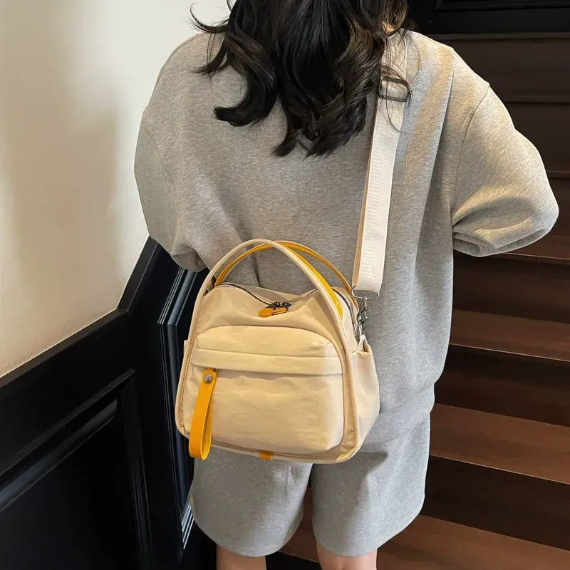 Simple, lightweight, casual, one-shoulder, hand-held, commuter bag for women, new style, fashionable and versatile Oxford cloth messenger bag