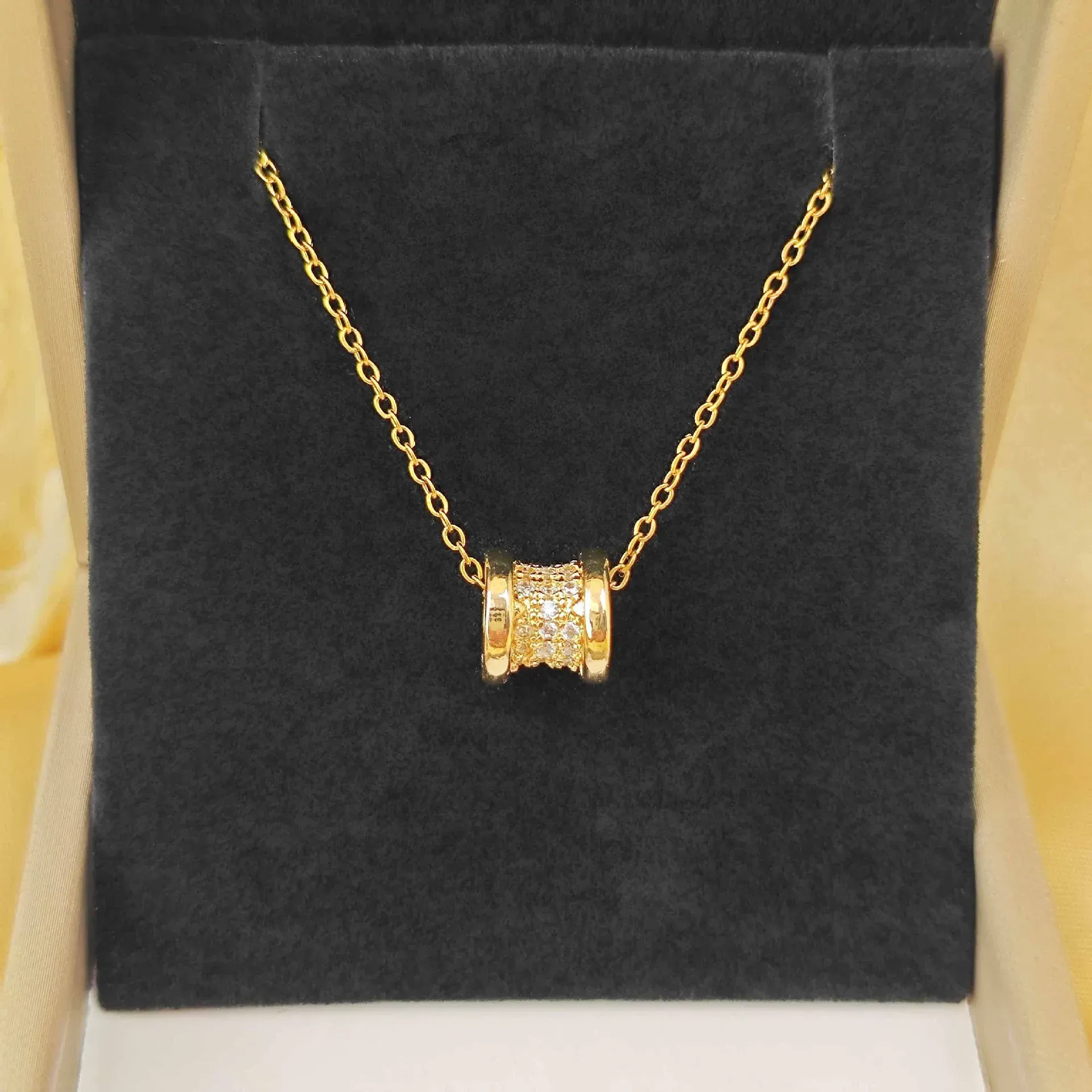 Light luxury titanium steel necklace for women, no fading, versatile, high-end pendant, niche design, simple clavicle chain