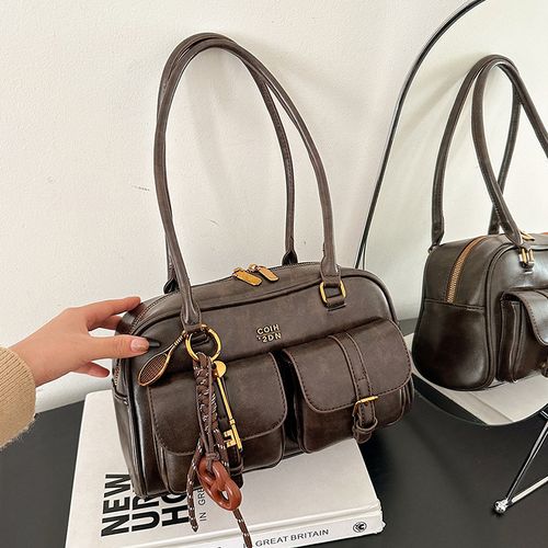 This shoulder bag is everything! The size is perfect for carrying all my essentials! The material feels high-quality
