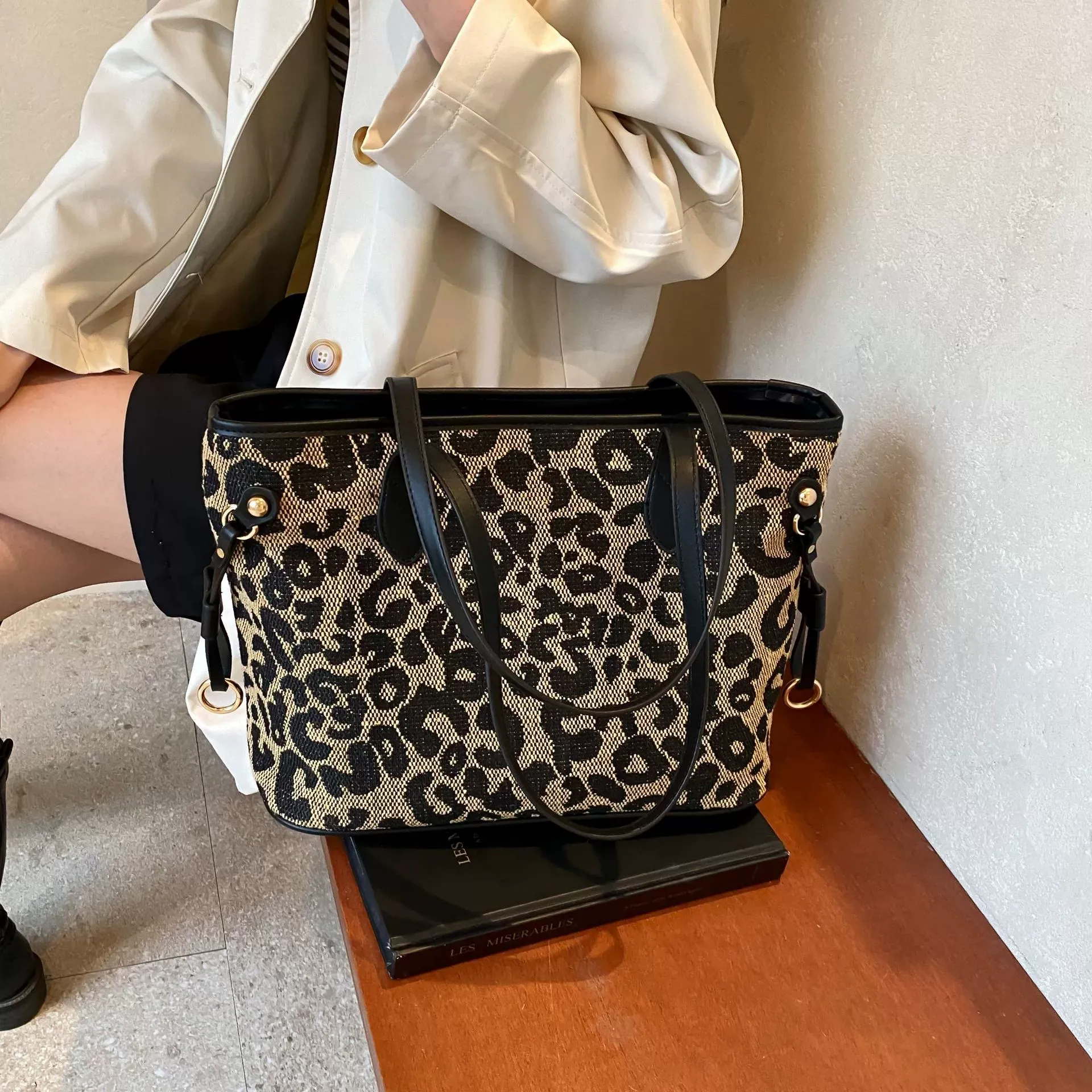 High-end leopard print large bag, spacious and stylish women's shoulder bag, new 2025 style, textured tote bag.