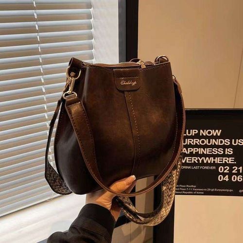 2025 New Korean Style High-End Versatile Bucket Bag with Retro Niche Design and Wide Strap Crossbody Bag for Women