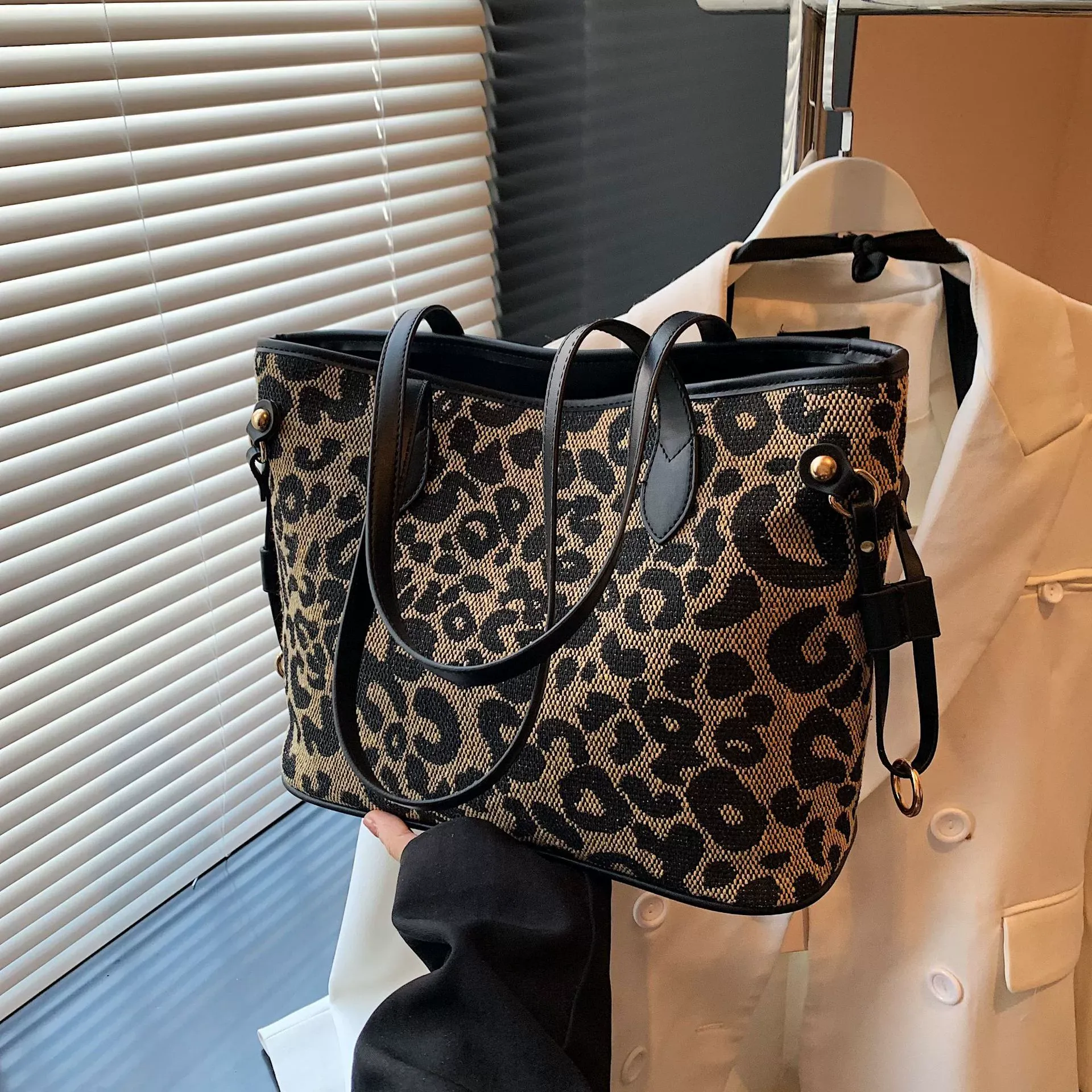 High-end leopard print large bag, spacious and stylish women's shoulder bag, new 2025 style, textured tote bag.