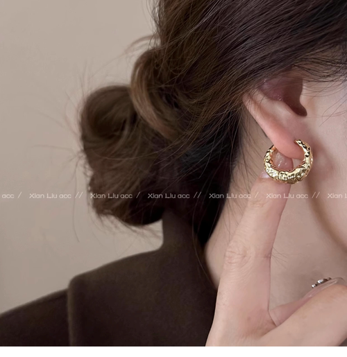 Irregular texture, fashionable, cool and simple metal earrings, high-end geometric gold, luxurious and versatile, fashionable circle shape