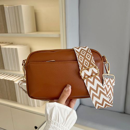 New women's handbag with wide strap, stylish and simple, perfect for commuting and casual wear, a mini square bag that can be worn as a shoulder bag or crossbody bag.