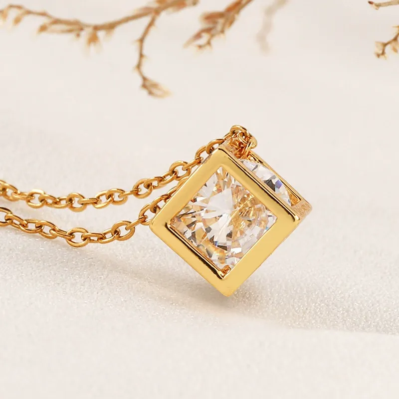 New 3D square diamond titanium steel necklace, a popular clavicle chain for women, a luxurious and unique design, versatile and easy to match.