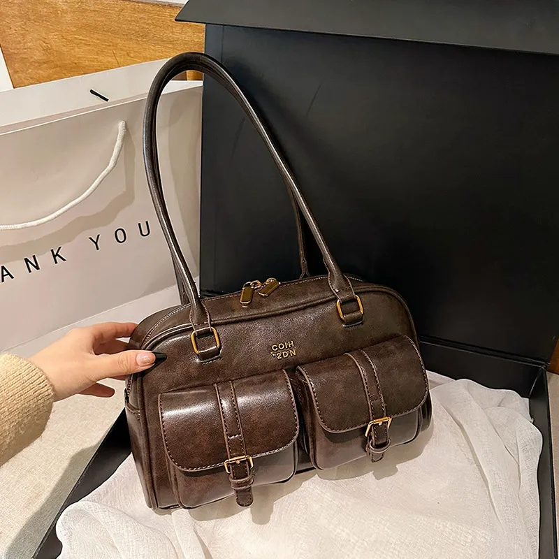 This shoulder bag is everything! The size is perfect for carrying all my essentials! The material feels high-quality